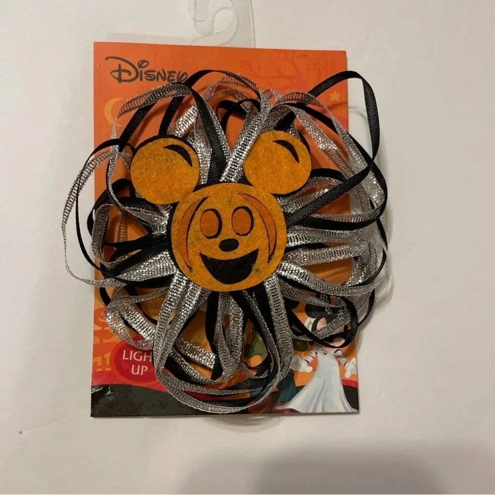Disney Mickey Mouse Pumpkin Light Up Pin NEW